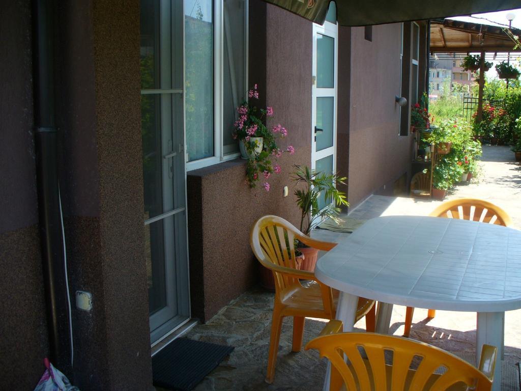 Zora Guest House Primorsko Oda fotoğraf