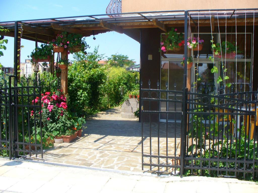 Zora Guest House Primorsko Oda fotoğraf